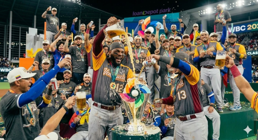 2026 WBC 우승 트로피를 들어올리며 환호하는 베네수엘라 야구 대표팀 선수들